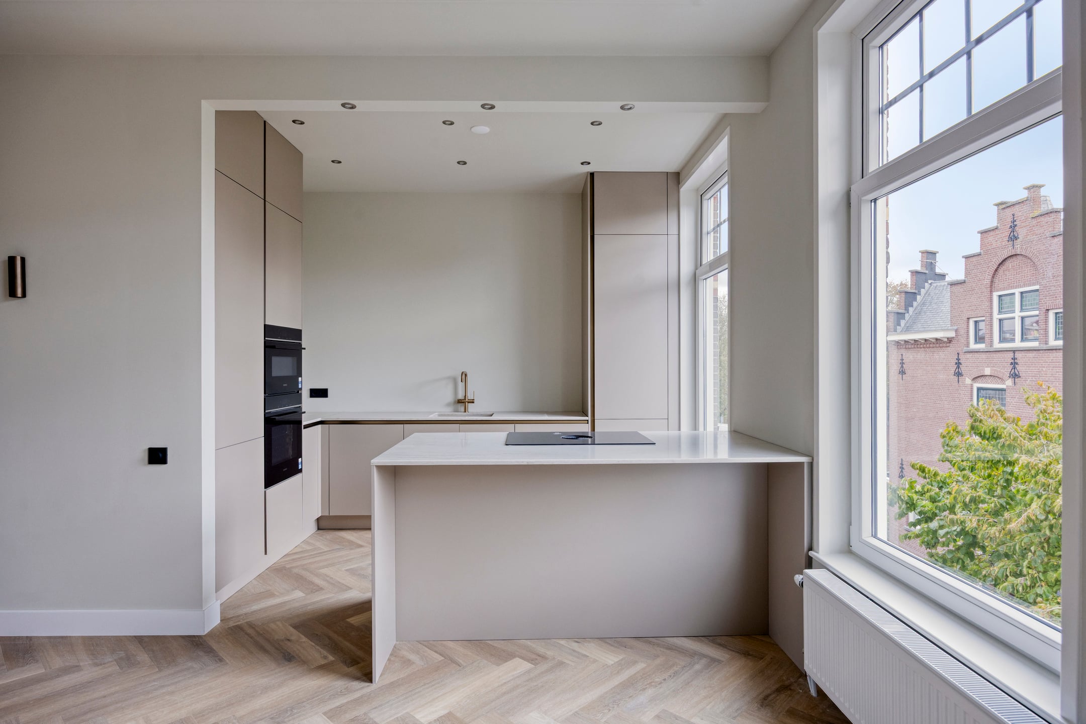 Nieuwe keuken met kookeiland en zicht op de Haagse daken